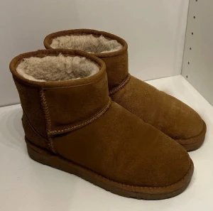 Bruna uggs skor - Bruna boots i mocka med mjukt fårskinnsfoder. I jättebra skick! Från märket Face the winter          ❌NYPRIS 1000❌