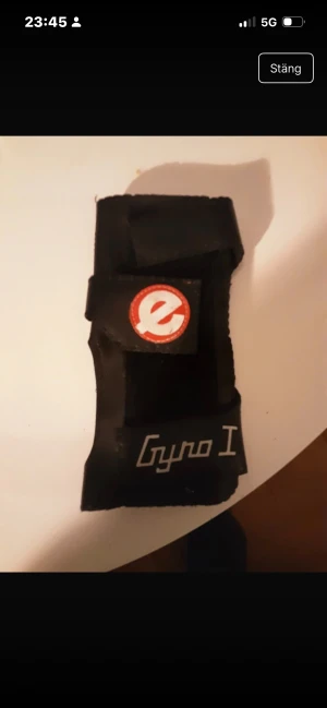 Svart träningshandske Gyro I - Svart träningshandske från Gyro I med vit logga och rödvit detalj framtill. Handsken har en sportig design och är tillverkad i syntetmaterial, perfekt för dig som vill ha extra stöd vid träning eller sport.