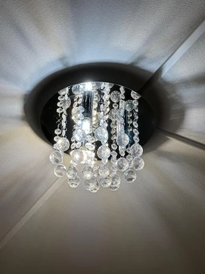 Kristallglas Plafond ORIVA taklampa - Säljer en kristallglas Plafond ORIVA taklampa för 400 kr. Ordinarie pris är 800 kr.  Taklampas detaljer  Sockel G9  Antal ljuskällor 3 st  Max effekt per lampa 40 W Höjd 21 cm Bred 35 cm  Djup 35 cm