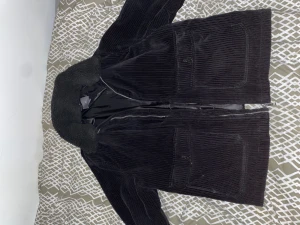 Svart manchesterjacka från H&M XXL - Säljer en svart manchesterjacka från H&M i storlek XXL. Jackan har breda ribbor, två stora fickor framtill med knappar och en mysig teddykrage. Stängs med dragkedja och har ett slätt innerfoder. Perfekt för kalla dagar och riktigt snygg till streetwear.