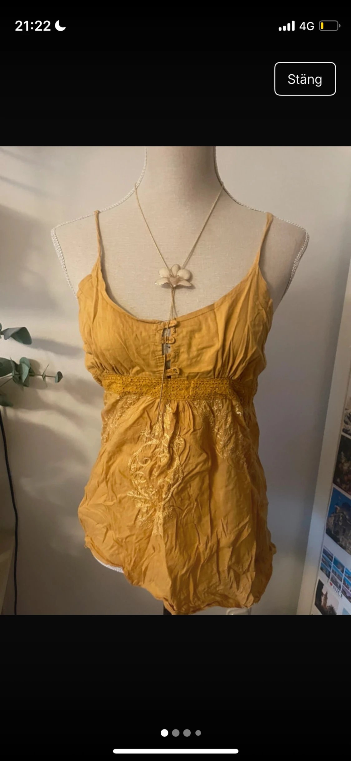 Gul broderad linnetopp med spetsdetaljer