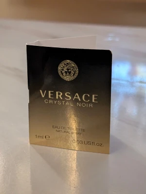 Versace Crystal Noir 1ml EdT - Versace Crystal Noir Eau de Toilette, 1ml. Ingredienser: svartvinbär, svart fikon, viol, tuberos, frangipani, jasmin, sandelträ, cashmeran, vaniljstång, heliotropin. Olfaktiv familj: oriental floral.