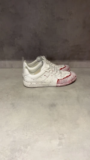 Maison margeilas splatter - Riktigt feta Maison margeilas med splatter. Storlek 42. Skick 9/10 lite använda. Allt og tillkommer .Bara att skriva vid frågor eller funderingar. Pris kan diskuteras. Tar även byten!!