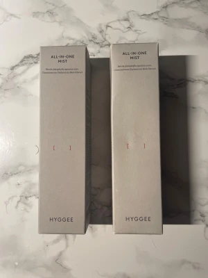 K-beauty Hyggee All-In-One Mist - Två Hyggee All-In-One Mist, en ansiktsmist med björksav och kanelbarksextrakt. Perfekt för att fräscha upp huden under dagen. Inköpt från GlowID. Ny oöppnad