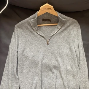 Oscar Jacobsson halfzip - En stilren halfzip i storlek S som är använd ett få tal gånger. Nypris 1700kr. Priset kan diskuteras
