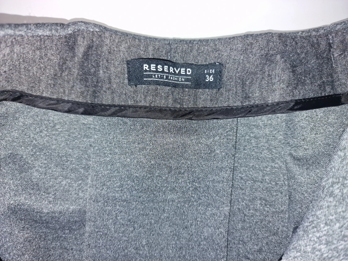 Grå kortkjol från Reserved, storlek 36 - 2