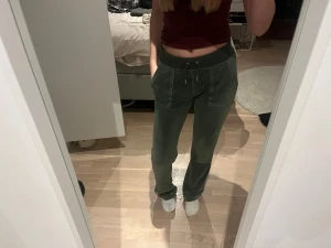 Gröna juice couture byxor  - Snygga gröna juicy couture byxor i mjukt och skönt material!! . Byxorna är i bra skick , storlek xxs men känns mer som XS 