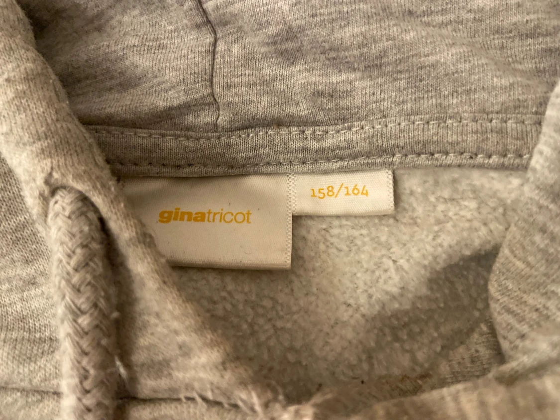 Grå hoodie från Gina - 5