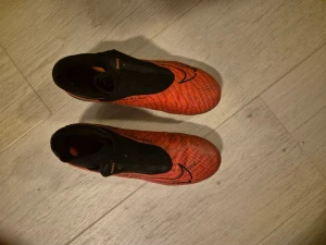 Nike Phantom fotbollsskor - Säljer ett par Nike Phantom Vision fotbollsskor i rött och svart.