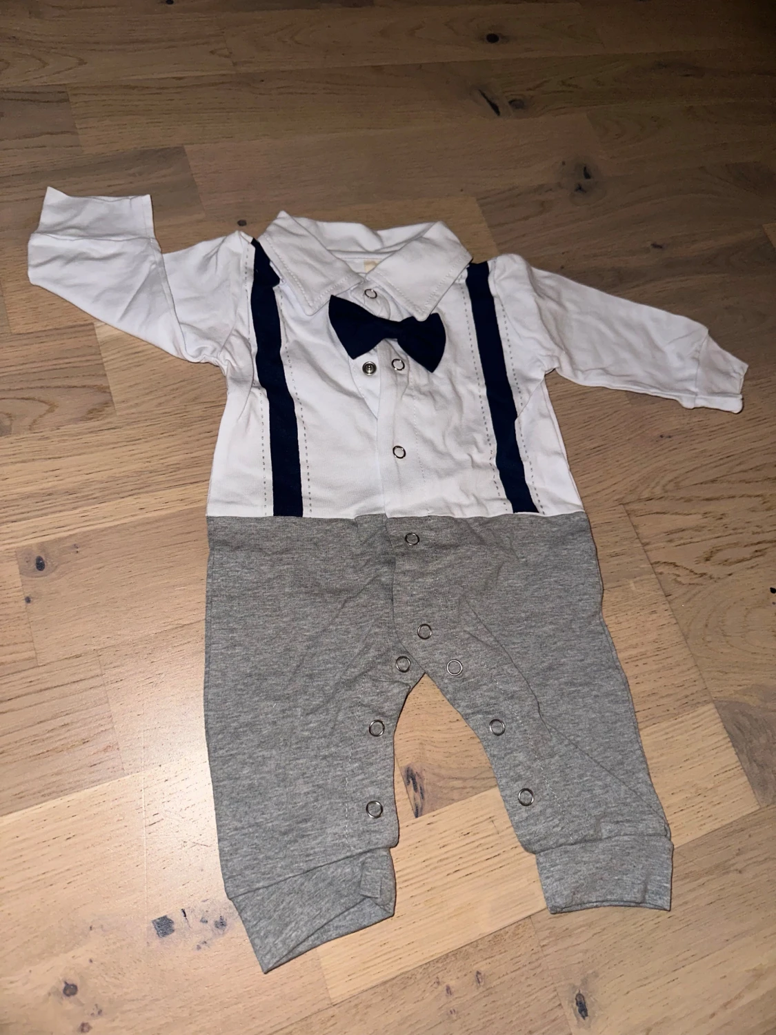 Babykostym med fluga och hängslen Vit/grå body, storlek 70 - 4