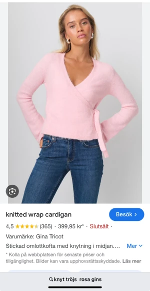 Rosa omlottkofta från Gina Tricot - Supermjuk och fluffig rosa omlottkofta från Gina Tricot med knytband i midjan. Tröjan är stickad, har lång ärm och v-ringad hals. Inte så  tajt. Xs/S/M 