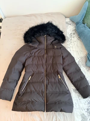 Päls vinterjacka från Zara - Säljer vinterjacka från Zara som jag köpte till vintern 2023. Den har används några gånger men har nu legat helt oanvänd i två vintrar, väljer därför att sälja den.   Den ser helt ny och oanvänd ut, allting är som det ska. Priset för en ny ligger runt 1200-1300kr.