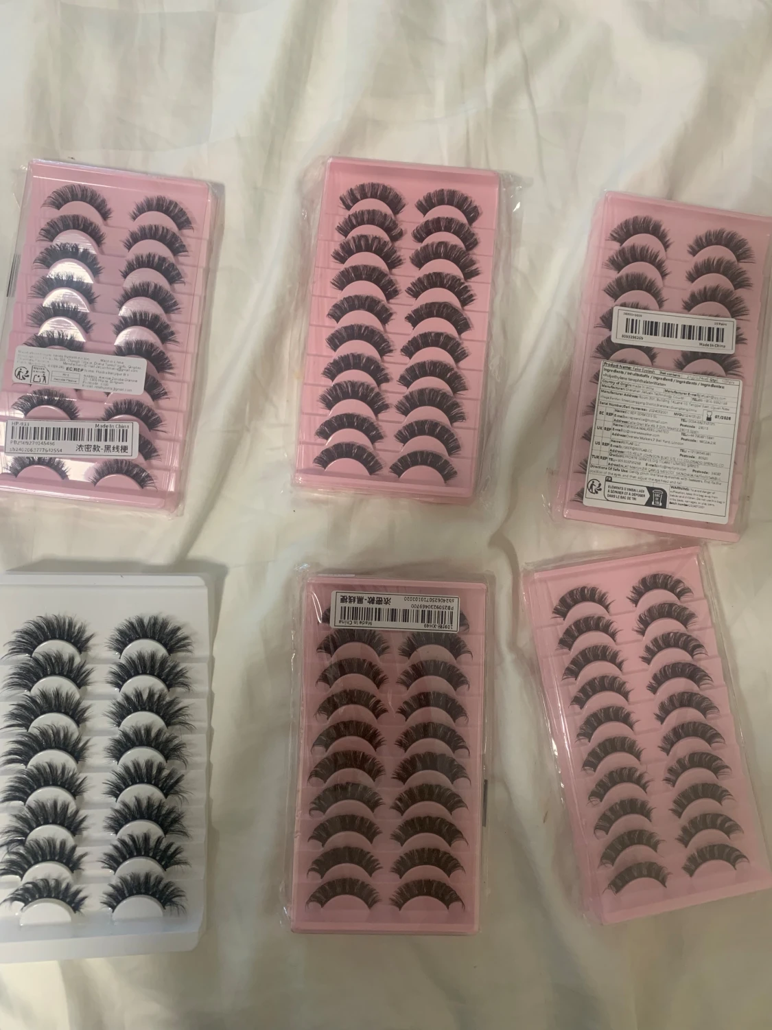 Flera set lösögonfransar i olika stilar