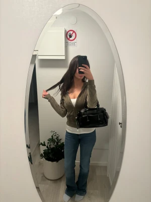 Vintage kofta mörkgrön 80-tal - Inget märke står inuti, Jätte skönt material, jätte snygg att kombinera med gråa jeans❤️Fick den av mamma för nått år sedan❤️