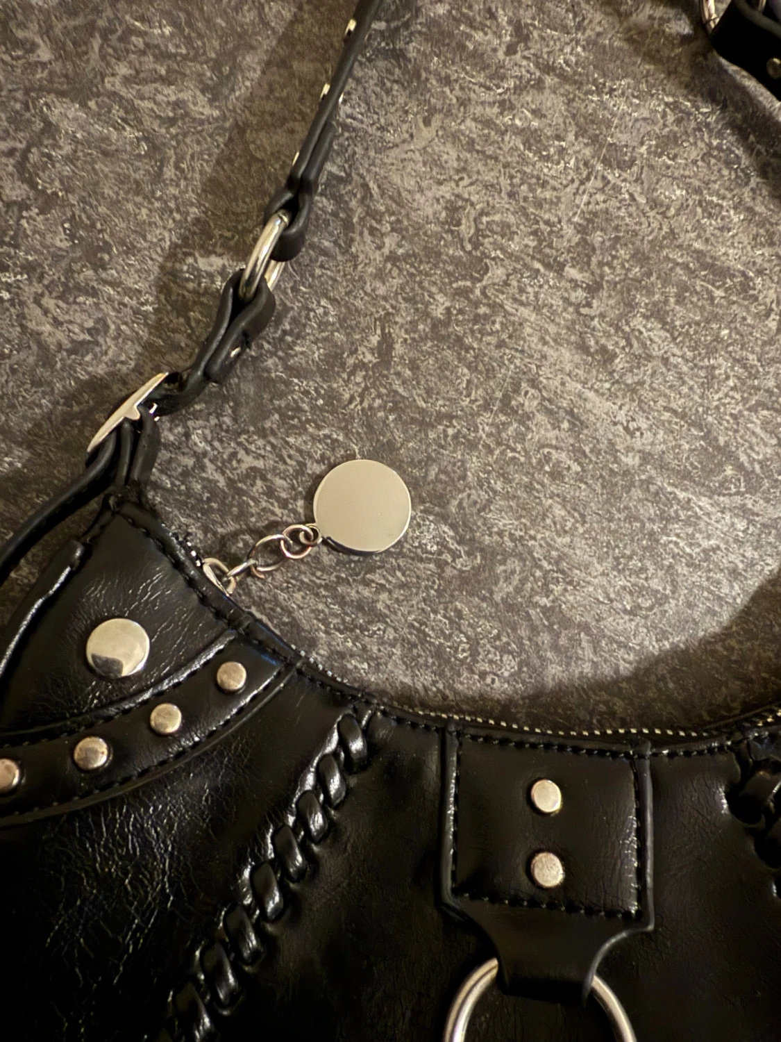 Svart axelväska med nitar och ringdetalj - 1