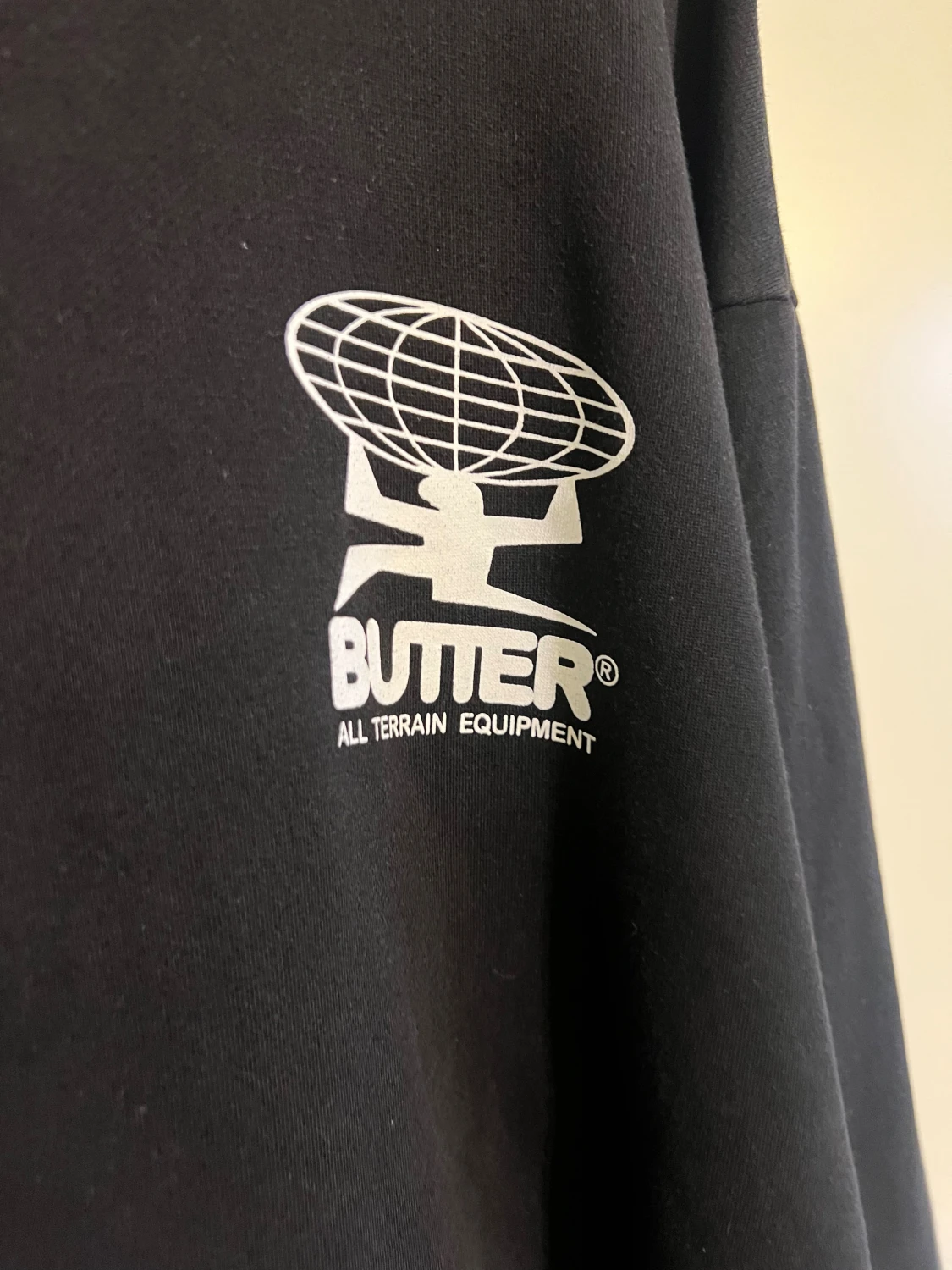 Svart hoodie från Butter med tryck - 4