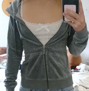 Grå zip-up Hoodie/ Tröja - Grå zip up hoodie/ tröja långärmad. Perfekt nu när det börjar bli kallt, det går att stylea på olika sätt t.ex med ett linne under. Inga skador, lite urtvättad.
