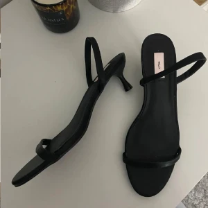Svarta sandaler med remmar - Snygga svarta sandaler med smala remmar och en liten klack. Perfekta för sommarens alla tillfällen. Stilren design som passar till det mesta.💛 de är storlek 39 men sitter mer som storlek 38