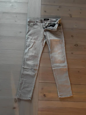 Replay Anbass ljusgrå jeans - stilren, perfekt passform🏆 - Fräscha ljusgrå Replay Anbass jeans i strl 31/32. Slim fit och grym passform - snygga jeans funkar till alla kläder. ☑️Komfort + stil 🎯Dyr modell (nypris 1800kr) 💸Mitt pris: 599kr