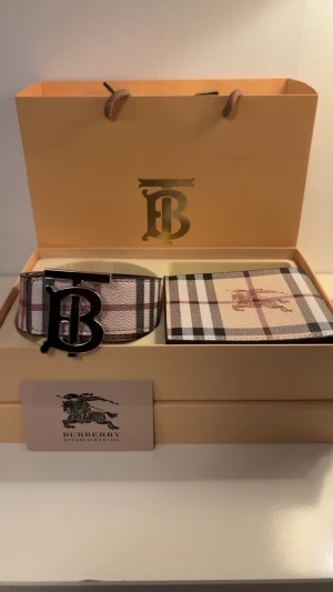 Burberry bälte - Storlek 110 cm och kan ändras på 2 sidor på bältet