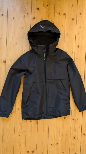 Regnställ McKinley 146-152 jacka och byxor - Regnställ med jacka och byxa från McKinley. 