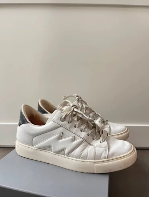 Zadig & Voltaire sneakers  - Zadig & Voltaire sneakers i storlek 38, mycket bra skick förutom några små skador som syns på bilden. Nypris är ca 3500kr, pris kan diskuteras 