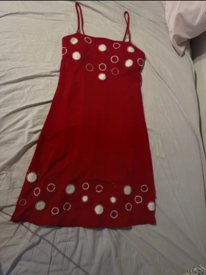 Röd kort klänning  - Röd klänning som slutar precis ovanför knäna med unik detalj. Helt oanvänd💕