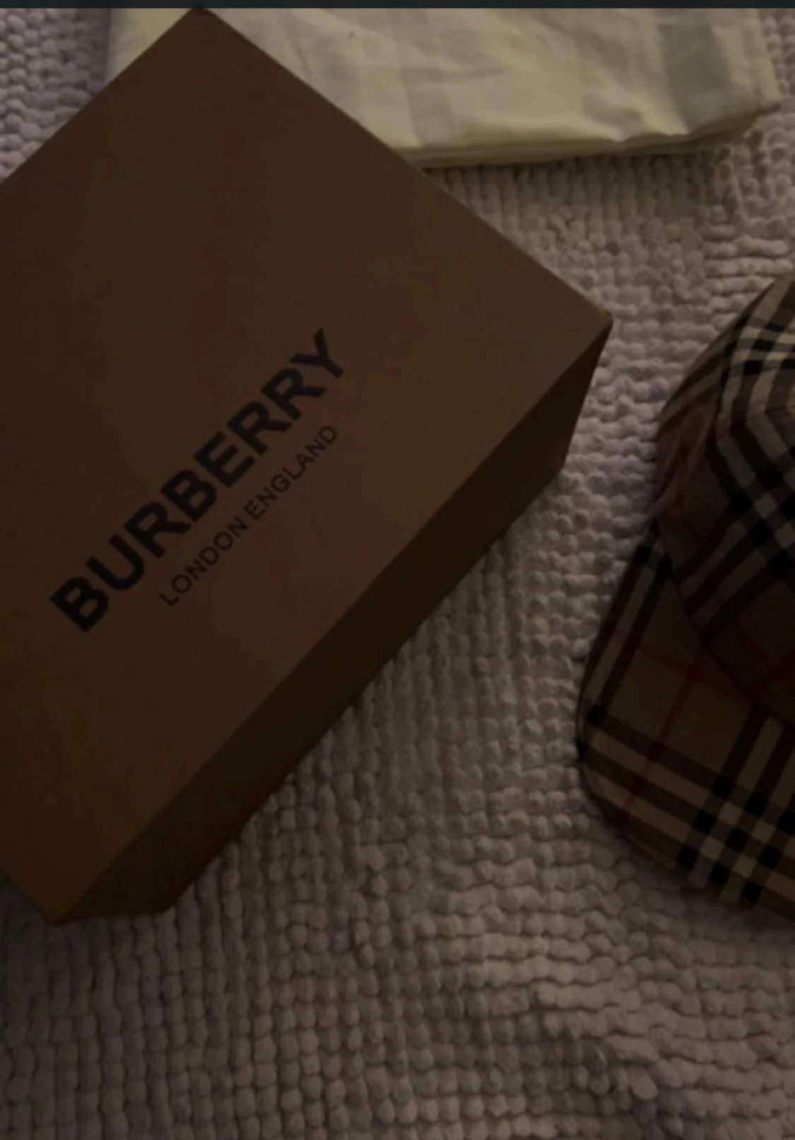 Burberry rutig keps beige