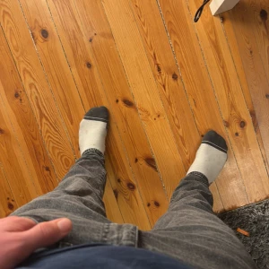 Ett par mörkgråa Levis jeans i storlek W29/L30 - Skitsnygga jeans för dig som gillar de lite mer regular/slim. Inte använda något då jag köpte de innan sommaren och nu växt ut dem. Skriv för minsta fundering! Nypris ca 1200