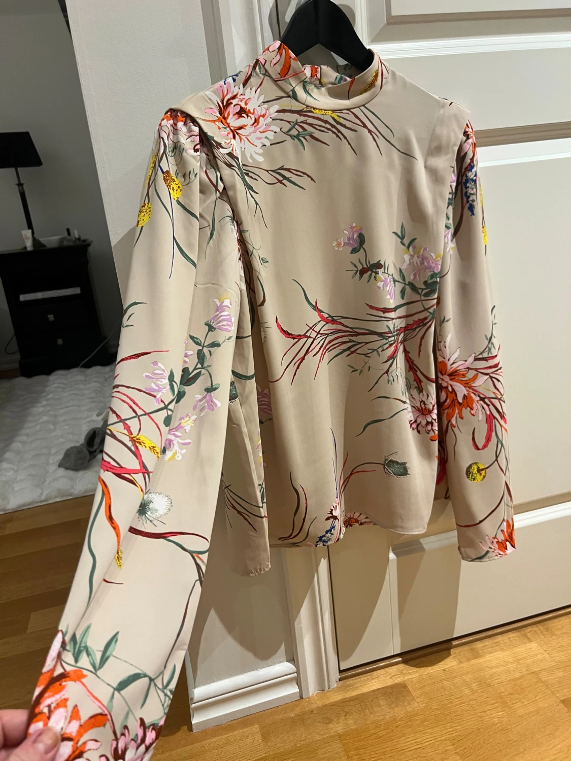 Beige blommig blus med hög krage - 1