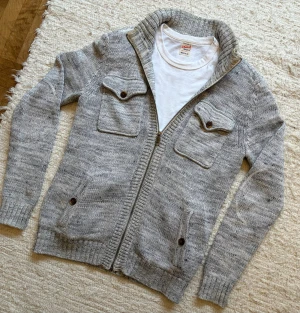 *Unik* Espirit Cardigan - Säljer nu denna kofta i en oerhört snygg design!🌤️❄️| Hör gärna av dig!✌🏻👑