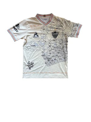 Atlético Mineiro Karttröja – Snabb affär - Ovanlig design med kartmotiv. Bra skick, rena färger, inga fläckar. Passar samlare eller casual wear. Först till kvarn.