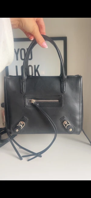 Jättesnygg svart handväska  - Jättesnygg!! Passar till allt🤍