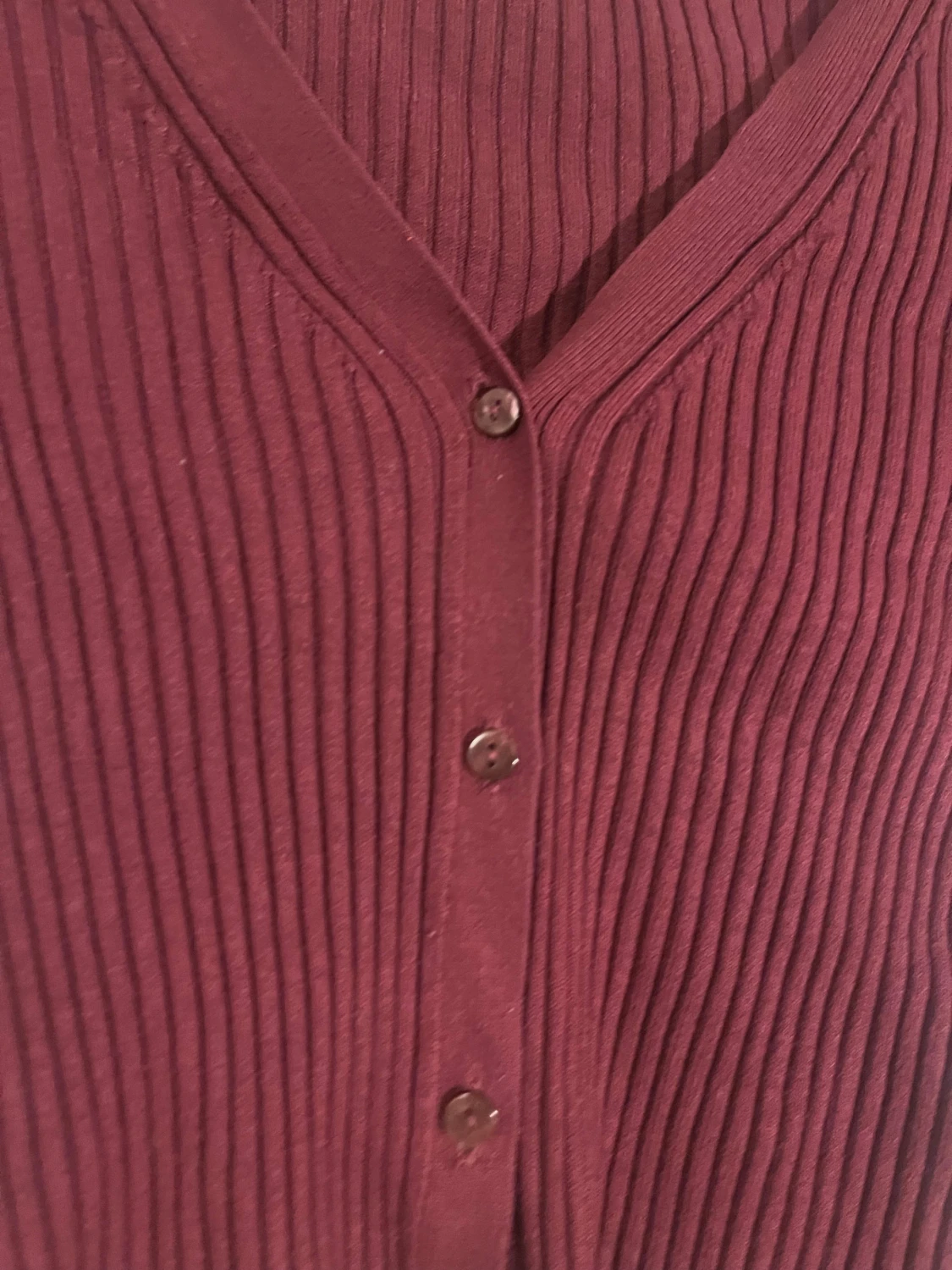 Röd ribbstickad kofta - 1