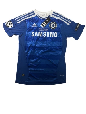 Chelsea 11/12 Drogba 11 – Snabb affär - Kultsäsong med Drogba 11. Fint skick, bra tryck. Passar både samling och användning.