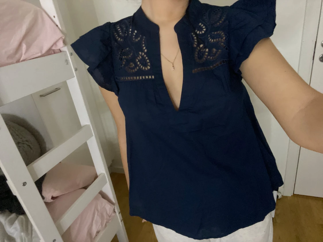 Mörkblå blus med volangärm och broderi - 2