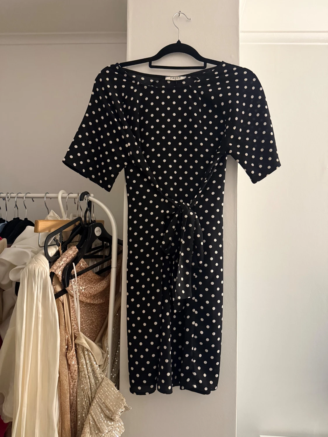 Svart prickig klänning från Pieces