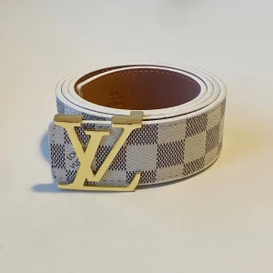 Lv bälte  - Helt ny lv bälte. Oanvänd. Fraktar inom 1-3 dagar. Bästa kvalité ute på marknaden. Storlek 110cm