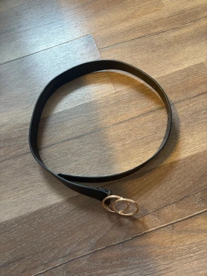 Bälte/skärp - Superfint! Vet ej storlek tror det är onesize, jag har gjort egna hål så den skulle passa mig bättre som hade XS! Men går såklart för fler uppåt! 🥰❤️ hålen syns inte så mycket när man har på sig den eller är något man riktigt tänker på! Annars superfint bälte utan defekter alls!🥰❤️