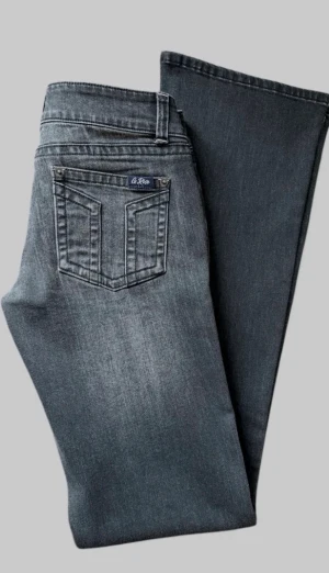 Svarta low waistbootcut jeans från G-Rise - As snygga svart/gråa jeans, bra skick förutom färgpenna draget på benet. Köpte för runt 1700. Säljer billigt för jag vill bara rensa bort❤️ PASSAR FÖR S, M 