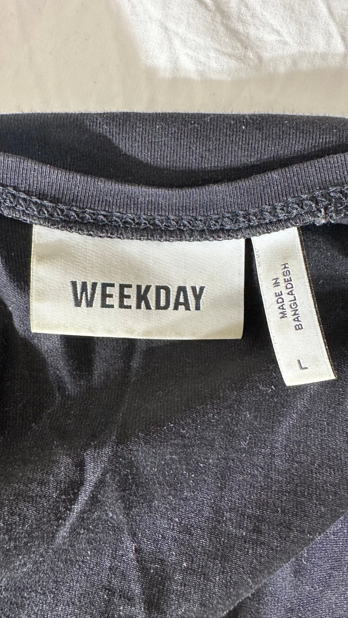 Svart t-shirt från Weekday, storlek L - 1