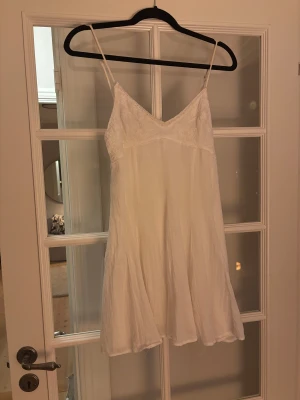 Vit klänning från Zara  - Supersöt sommarklänning från Zara. Storlek S, säljes för 150kr. Kom gärna med prisförslag 