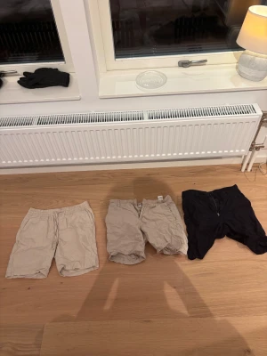 3 Linnéshorts i S från Cubus - Tja! Säljer dessa 3 linneshorts i storlek S då jag växt ur dom | alla är i bra skick | 2 är beige och 1 par e marinblåa | perfekt för dig som vill ha säkrade schyssta sommarkläder | hör av er vid eventuella frågor 