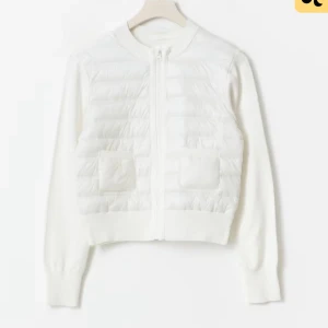 Vit "jacka" med stickade ärmar  - Snygg vit kofta/jacka med två fickor. Tröjan har dragkedja hela vägen, ribbade muddar och lång ärm. Perfekt till jeans eller kjol. Köpt på Gina Young för 399kr 
