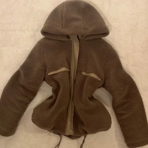 Jacka Saint Tropez - Slutsålda teddy jackan från Saint Tropez. Så fin och väldigt bra skick, endast några smånoppror här & var på insidan. Varm, stängbara fickor upptill samt justerbara band. 