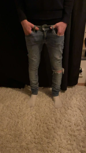 Ljusblåa tiger if sweden jeans. - Säljer nu mera ett par tiger of sweden jeans. Personen på bilden är 160-165. Skriv vid funderingar.