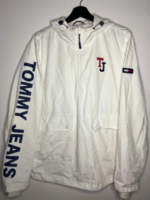 Tommy Hilfiger jacka vit - Vit Tommy Hilfiger jacka i mycket bra skick, pm vid intresse.
