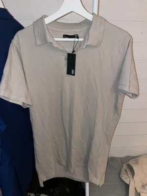 Piké - Säljer helt ny och oanvänd piké från lager 157, fint plagg som aldrig använts.