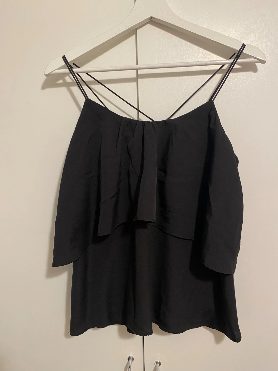 Svart linnetopp med tunna axelband