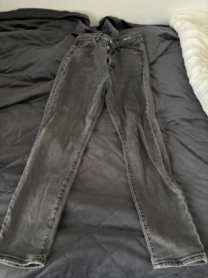 Jeans - Fina jeans som är använda men ändå är i ett mycket bra skick 